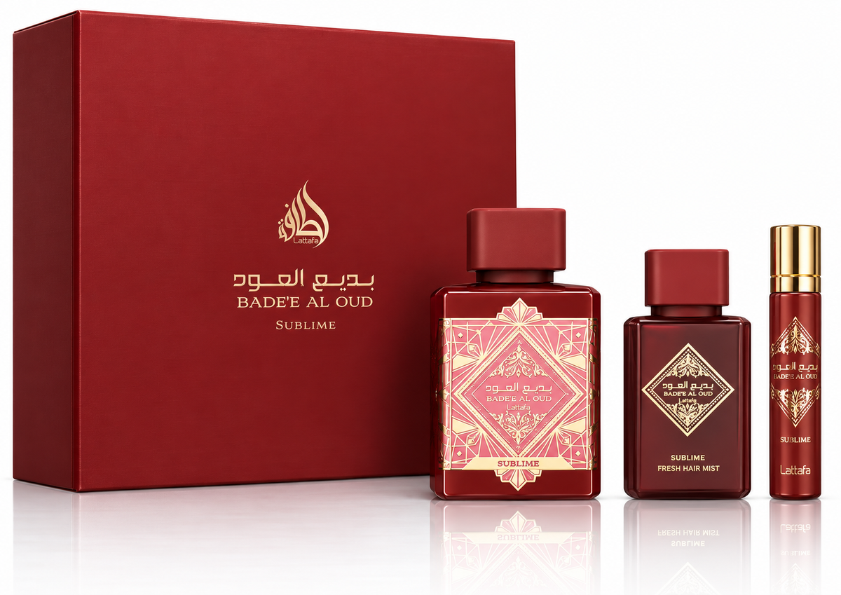 Lattafa Bade'e Al Oud Sublime Geschenkset mit 100 ml Eau de Parfum, 12 ml Reisespray und 50 ml Haarparfum vor roter Geschenkbox